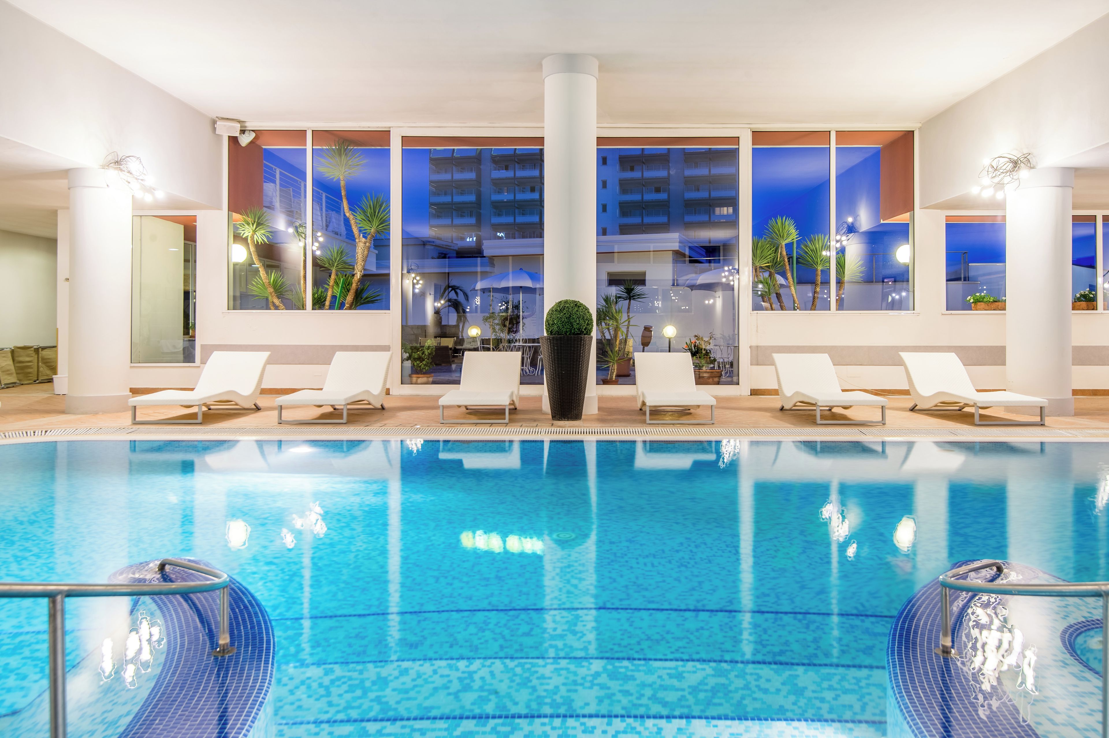 2 piscinas al aire libre, tumbonas