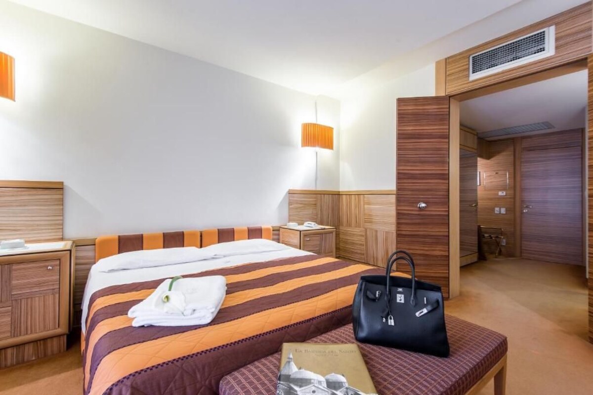 Dobbeltrom – superior | Minibar, safe på rommet, skrivebord og wi-fi (inkludert)