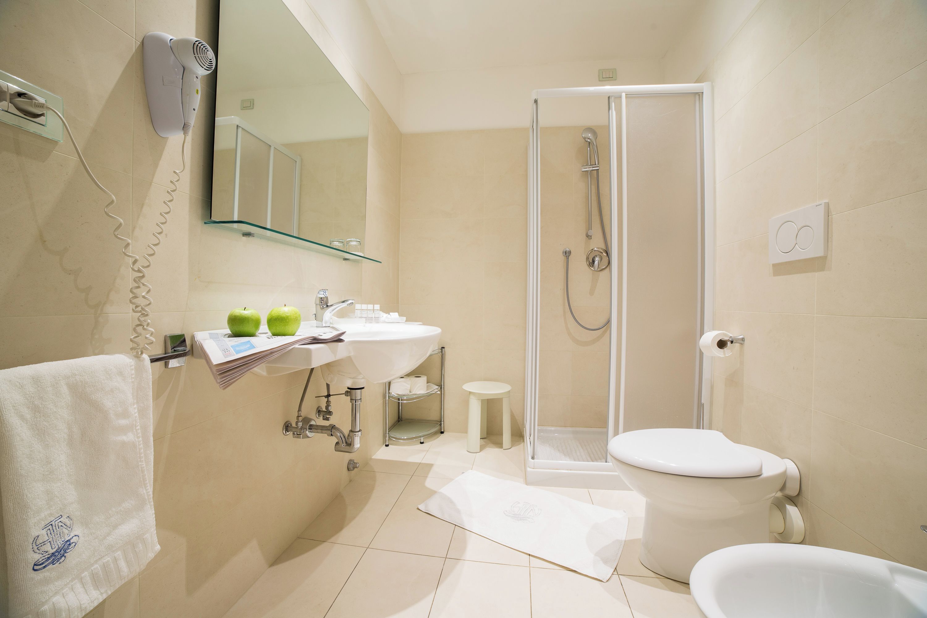 Un bagno moderno con doccia, WC e lavandino.