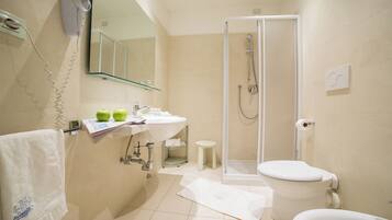 Un bagno moderno con doccia, WC e lavandino.