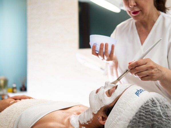 A person receiving a facial treatment with a bowl and a brush. - Hotel Terme Delle Nazioni (Montegrotto Terme)