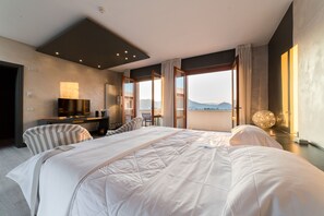 Svit Design | Minibar, värdeförvaringsskåp på rummet, skrivbord och gratis wi-fi