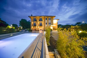 季节性开放的室外游泳池