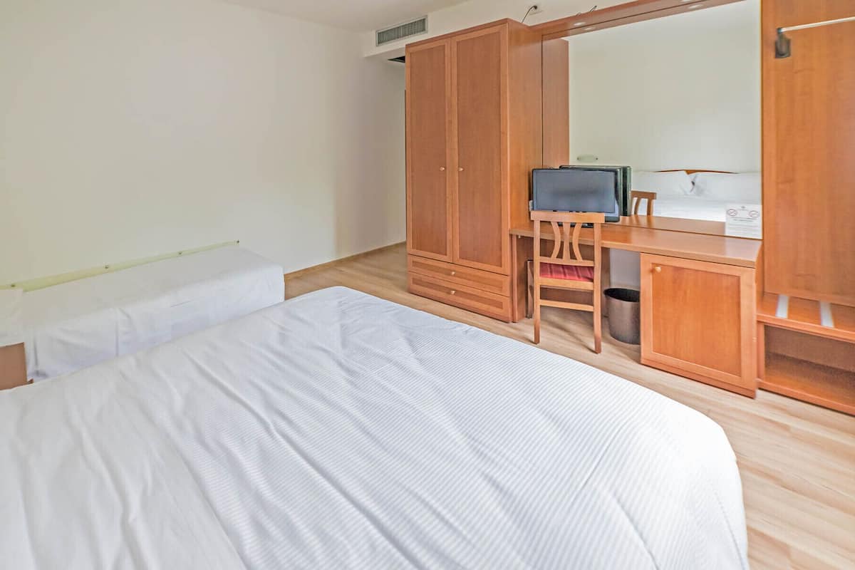 Premium bedding, down duvets, pillow-top beds, desk