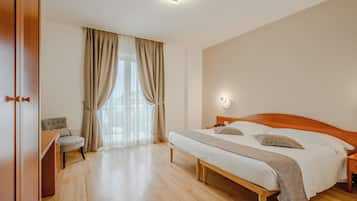 Camera Comfort con letto matrimoniale o 2 letti singoli, balcone | Biancheria da letto di alta qualità, copriletto in piuma