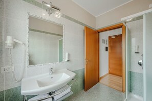 Shower, free toiletries, hair dryer, bidet - Nuova Barcaccia (Peschiera del Garda)