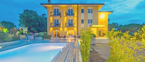 Seasonal outdoor pool, sun loungers