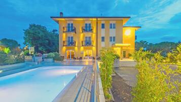 Seasonal outdoor pool, pool loungers