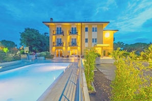 Kauden mukainen ulkouima-allas, aurinkotuoleja