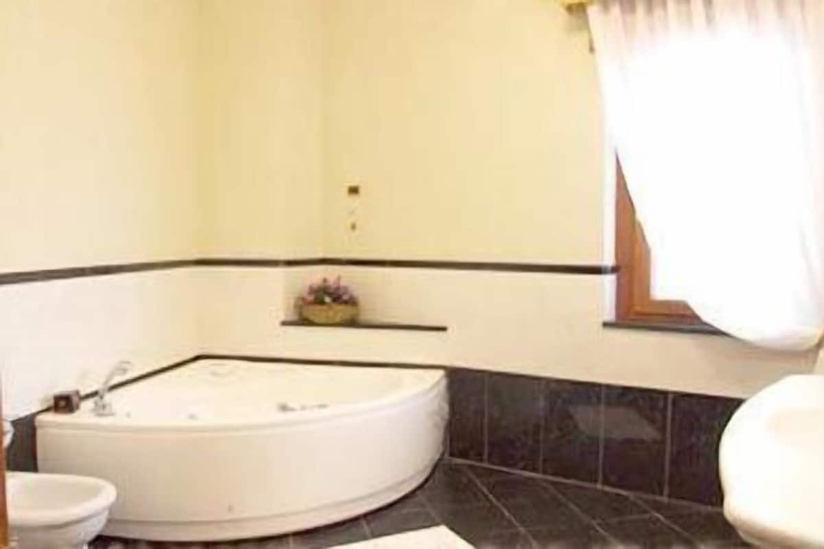 Jetted tub