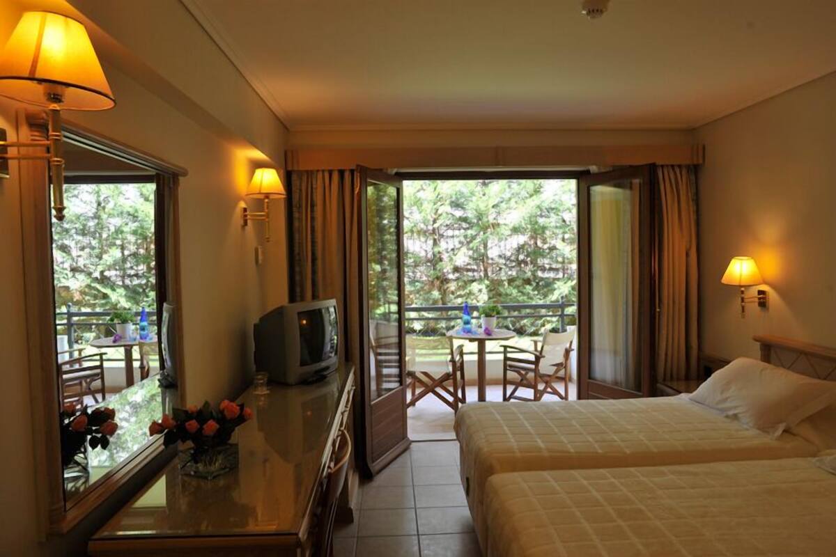 Premium bedding, down comforters, minibar, in-room safe