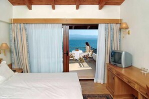 Premium bedding, down comforters, minibar, in-room safe - Negroponte Resort Eretria (Eretria)