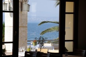 2 restaurants, breakfast, lunch, dinner served; international cuisine