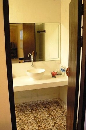 Bathroom sink - Thapae Happy House (Chiang Mai)
