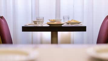 Un tavolo da pranzo con piatti, bicchieri e un tovagliolo.