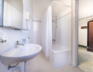 Articles de toilette gratuits, sèche-cheveux, serviettes fournies