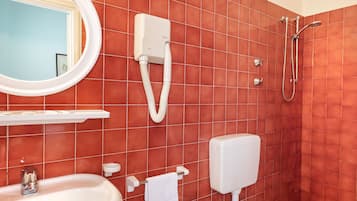 Un baño con lavabo, inodoro y ducha.