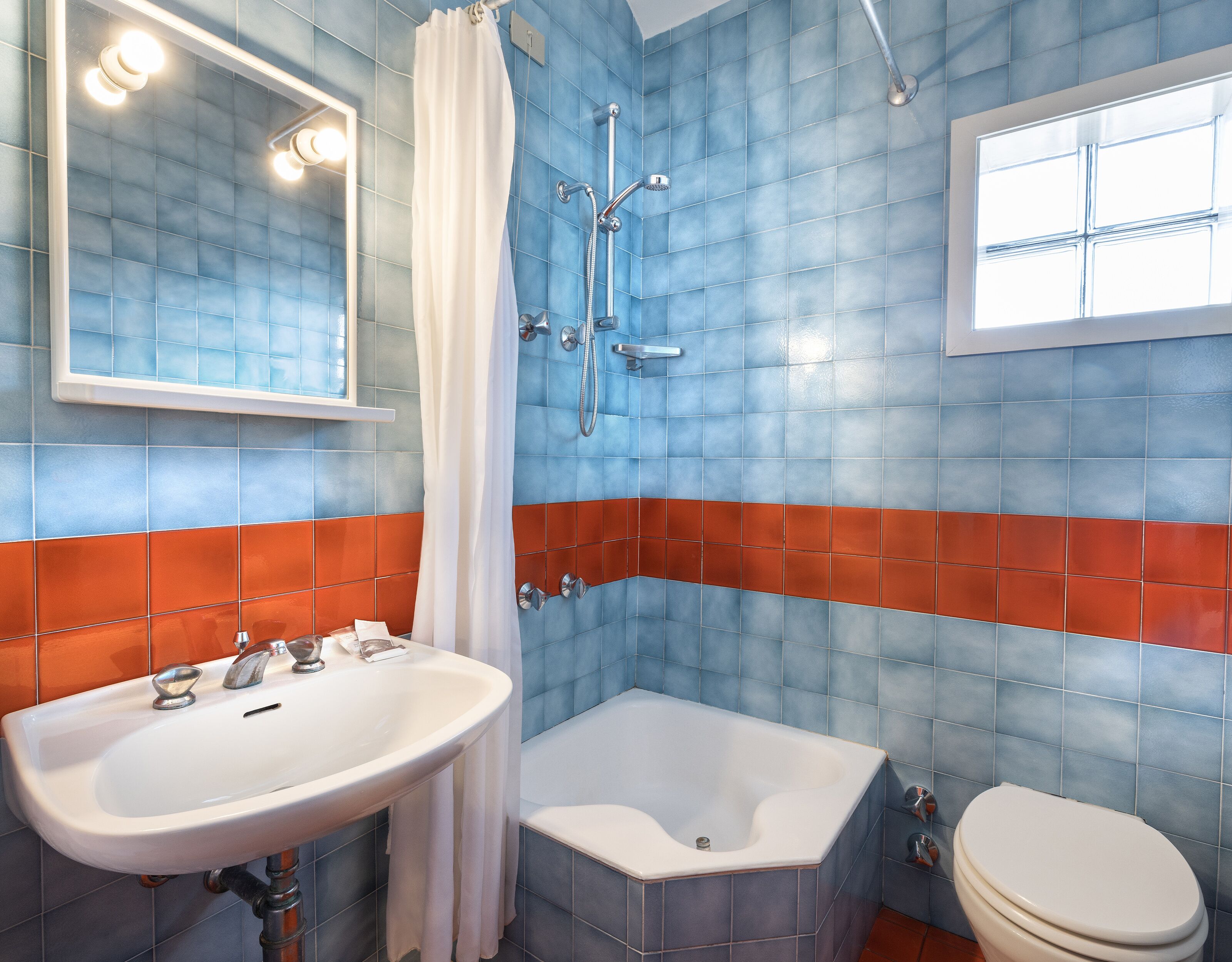Une salle de bain avec un lavabo, une baignoire et des toilettes.