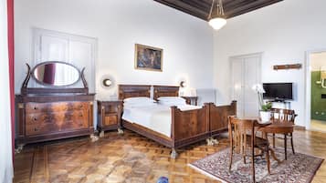 Quarto triplo superior | Edredons de pluma, cofres nos quartos, escrivaninha