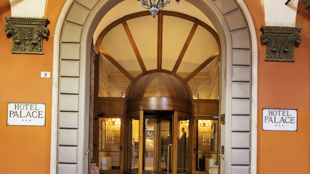 The entrance of Hotel Palace with a revolving door and a grand archway. - Hotel Palace Bologna Centro (Bologna)