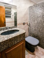 Quarto quádruplo econômico | Banheiro | Chuveiro, produtos de toalete grátis, toalhas de banho, sabonete
