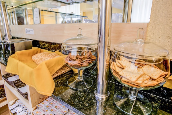 Café da manhã com buffet grátis todos os dias