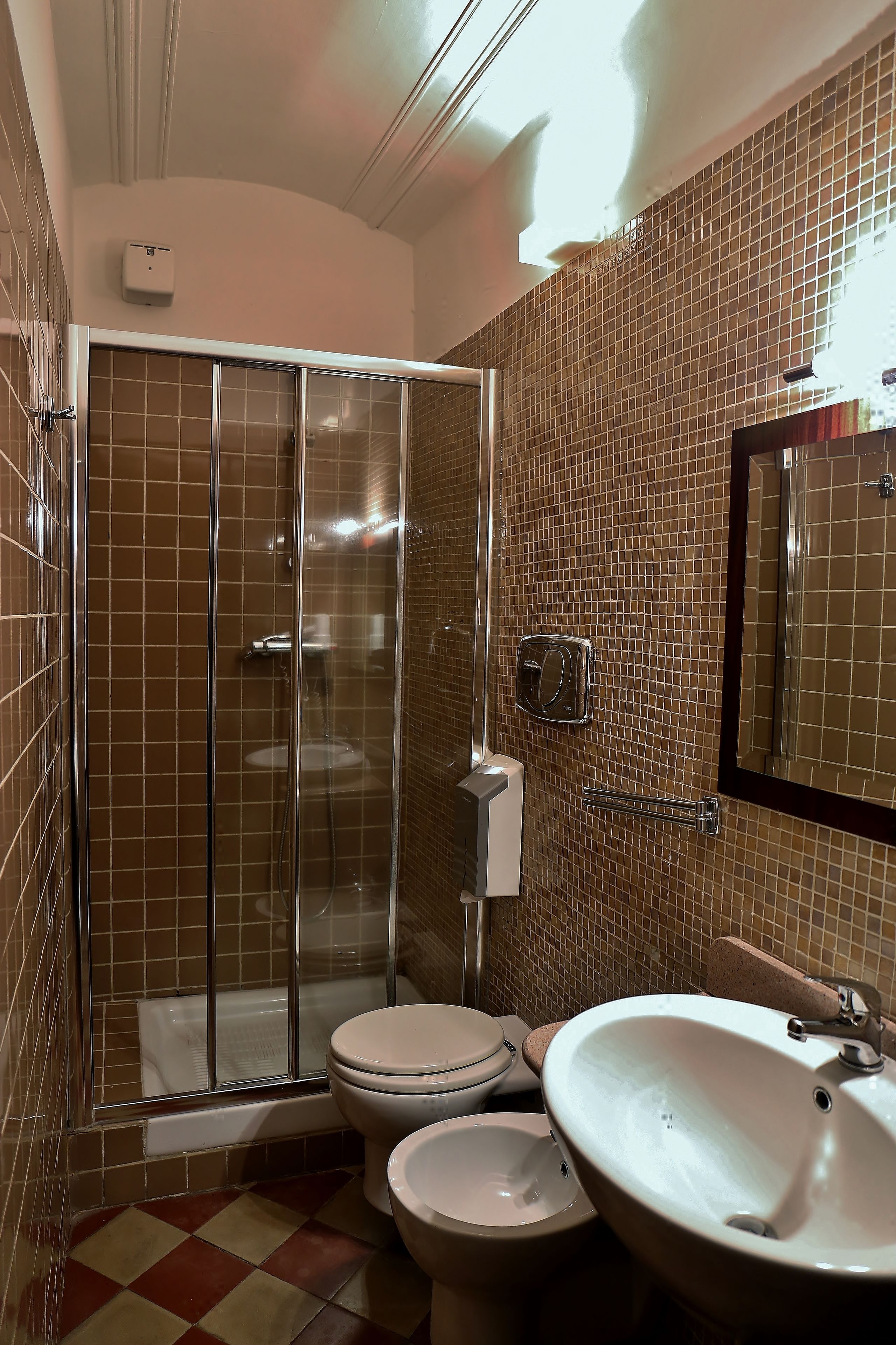 Un baño con ducha, inodoro y lavabo.