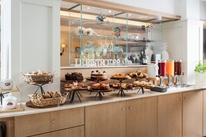 Petit déjeuner complet compris tous les jours
