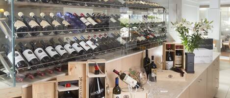 Exhibición de vinos con varias botellas y una barra de madera.