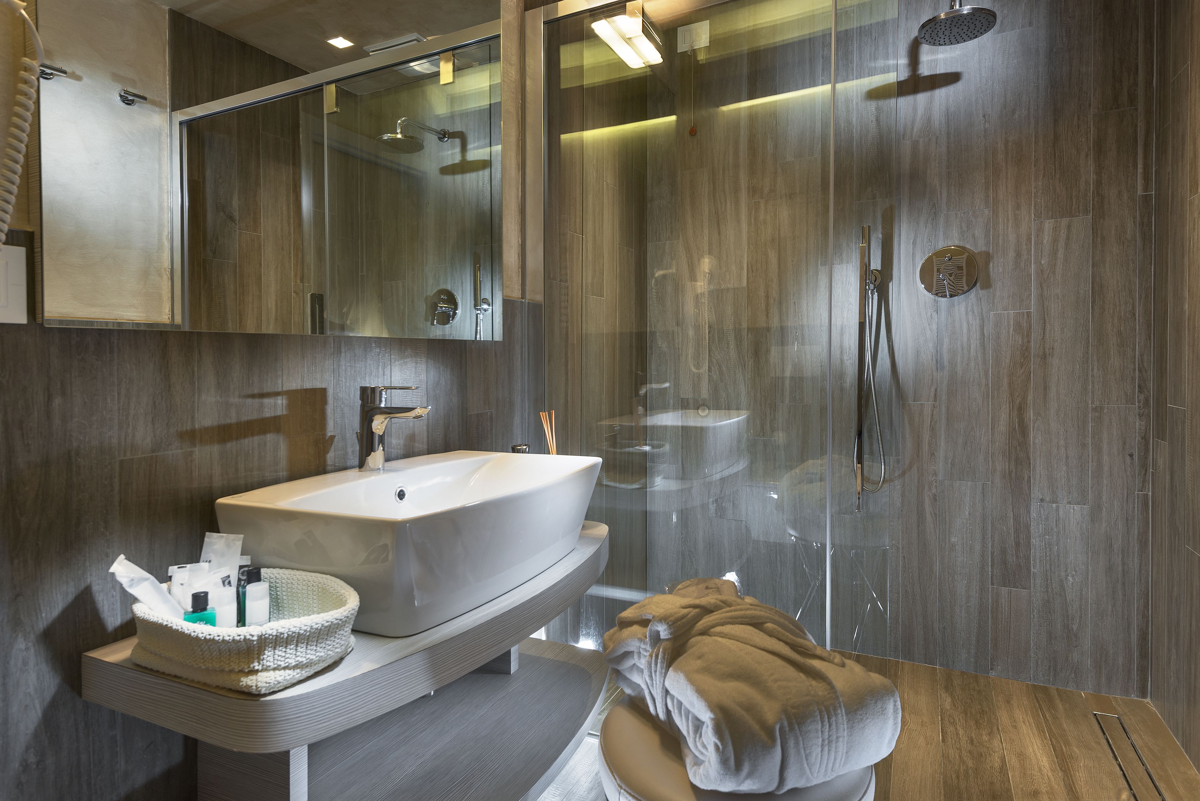 shower, rainfall showerhead, hair dryer, bidet