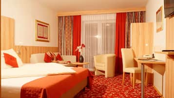 Double Room | Minibar, in-room safe, individually decorated, individually furnished