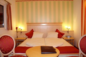 Double Room | Minibar, in-room safe, individually decorated, individually furnished