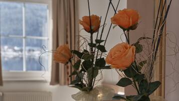 Single Room | Minibar, in-room safe, individually decorated, individually furnished