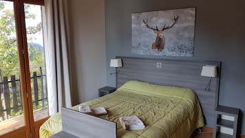 Habitación doble | Caja fuerte, cortinas opacas, wifi gratis y ropa de cama