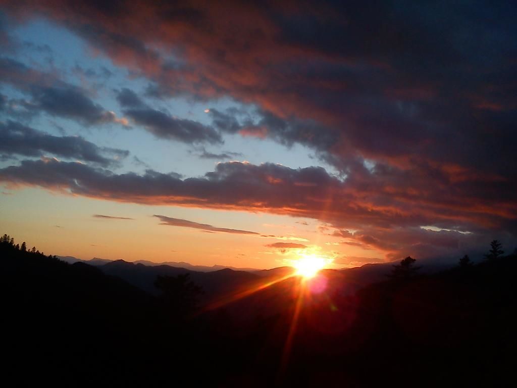 Un atardecer sobre un paisaje montañoso.