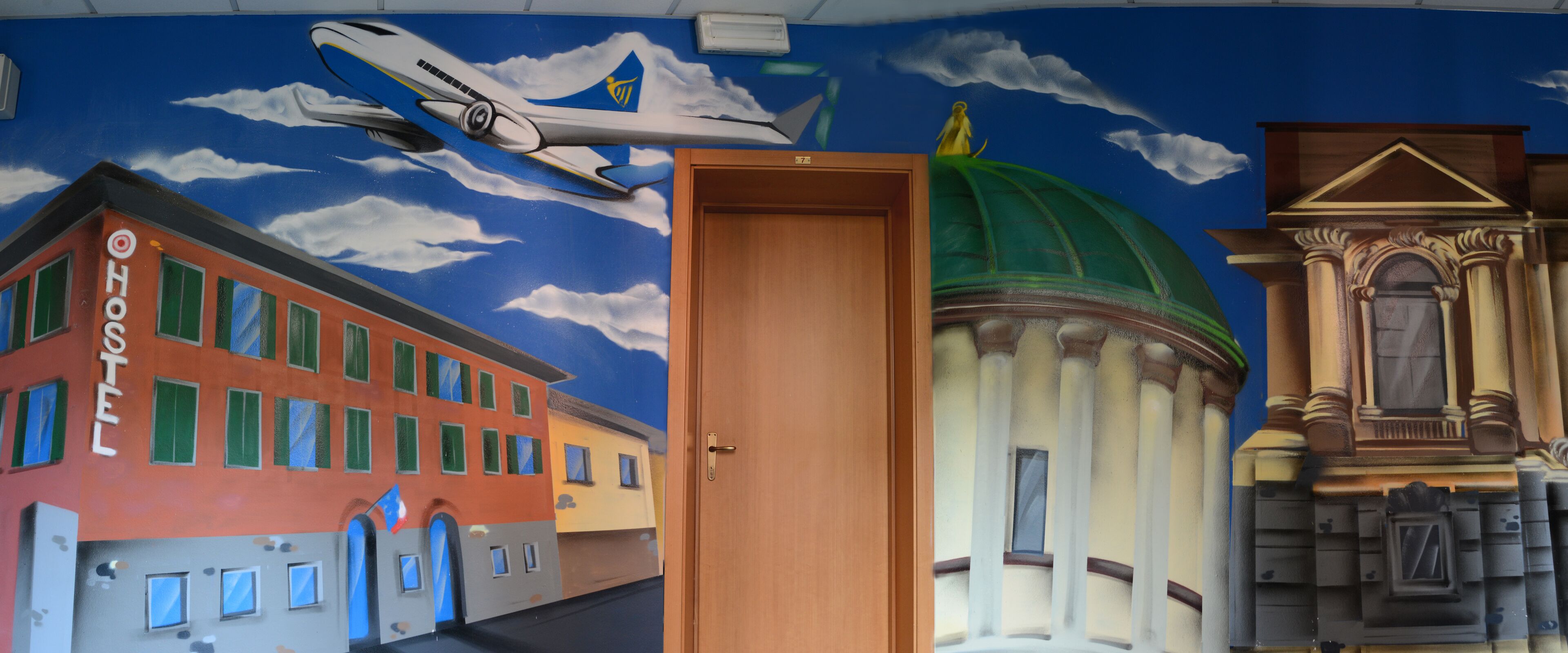 Un mural que muestra un edificio, una puerta y una estructura en forma de cúpula.