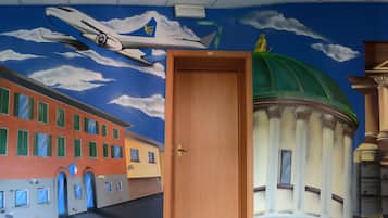Un mural que muestra un edificio, una puerta y una estructura en forma de cúpula.