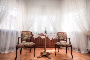 Studiosuite – deluxe, 1 kingsize-seng | Skrivebord, strykejern/-brett og wi-fi (inkludert)