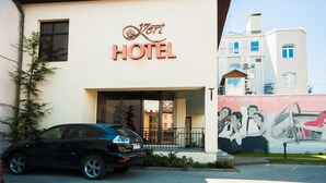 A hotel with a sign reading "Vert Hotel" and a mural on the building. - Kert (Riga)