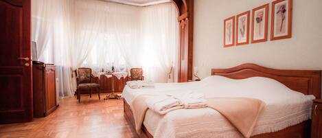 Suite estudio Deluxe, 1 cama de matrimonio grande | Escritorio, tabla de planchar con plancha, wifi gratis
