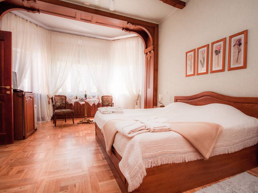 Escritorio, tabla de planchar con plancha y wifi gratis