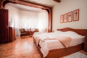 华丽开间套房, 1 张特大床 | 办公桌、熨斗/熨板、免费 WiFi