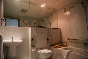 Standard Double or Twin Room | Bathroom