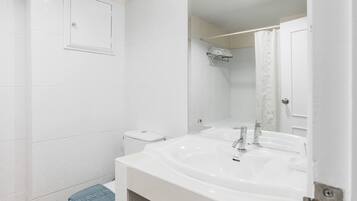 Deluxe Room | Bathroom