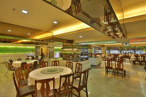 供应早餐、午餐和晚餐