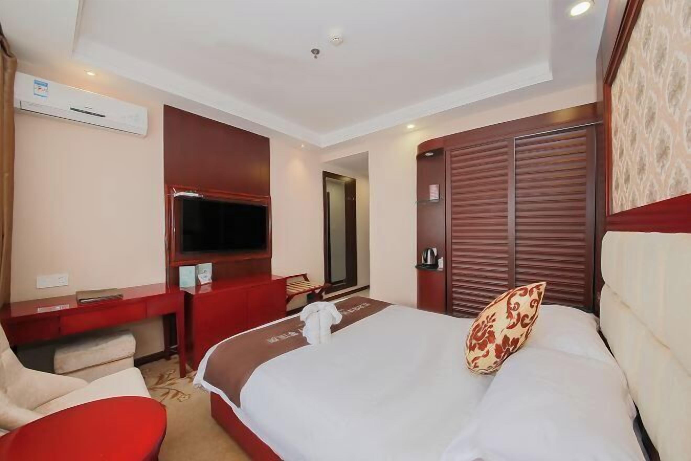 Bar mini, peti besi dalam bilik, meja, Internet berwayar 