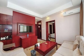 Minibar, Zimmersafe, Schreibtisch, Internetzugang per Kabel