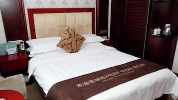 Minibar, coffres-forts dans les chambres, bureau