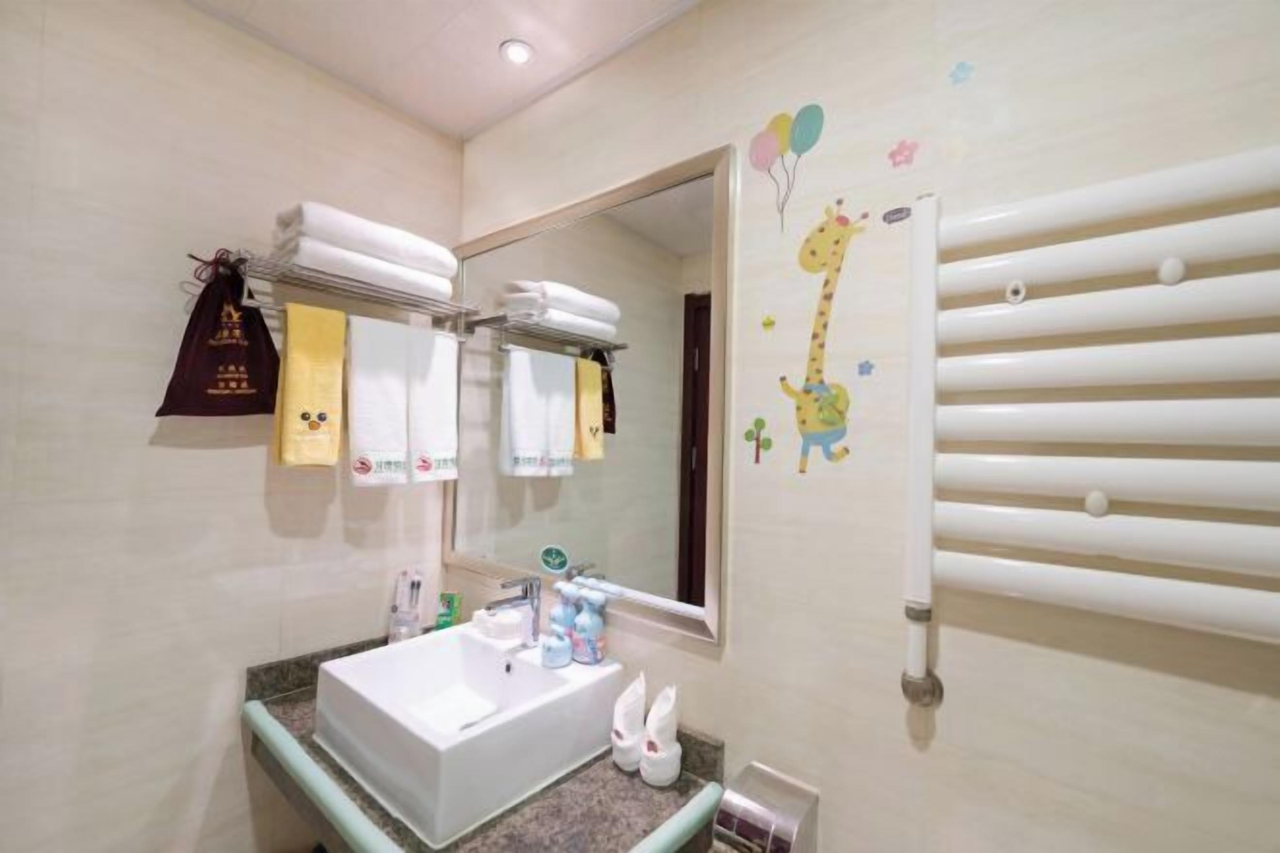 Bar mini, peti besi dalam bilik, meja, Internet berwayar 