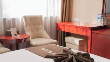 Minibaari, tallelokero huoneessa, työpöytä, kiinteä internetyhteys